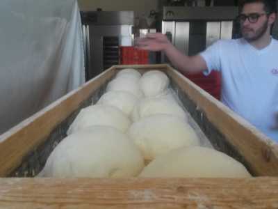 La preparazione dell'impasto del pane di Altamura: il marchio Dop � arrivato nel 2003 